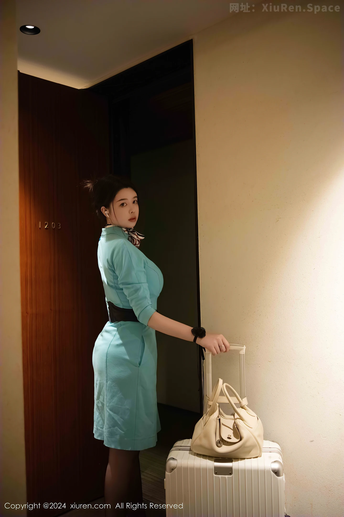 图片[3]-[XiuRen秀人网] VOL.9609 模特樱桃小犊子蓝色空姐制服露黑色内衣配黑丝吊袜极致魅惑写真41P-秀人网官方网站